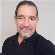 Soy una persona dinámica y positiva. Mis clases van dirigidas a personas que desean mejorar profesional y personalmente